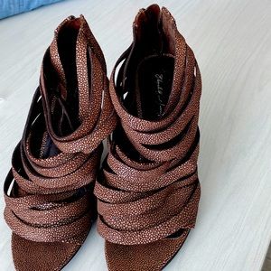 ELIZABETH&JAMES. STRAPPY SANDAL HEEL